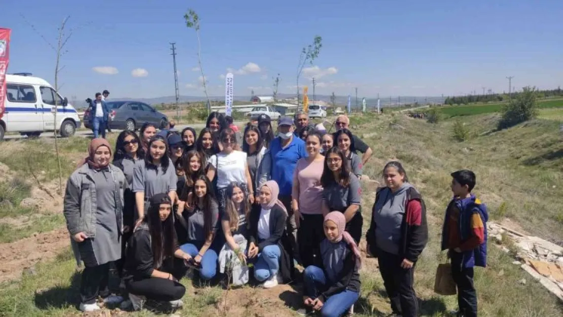 Öğrenciler, 19 Mayıs'a özel ağaç dikti