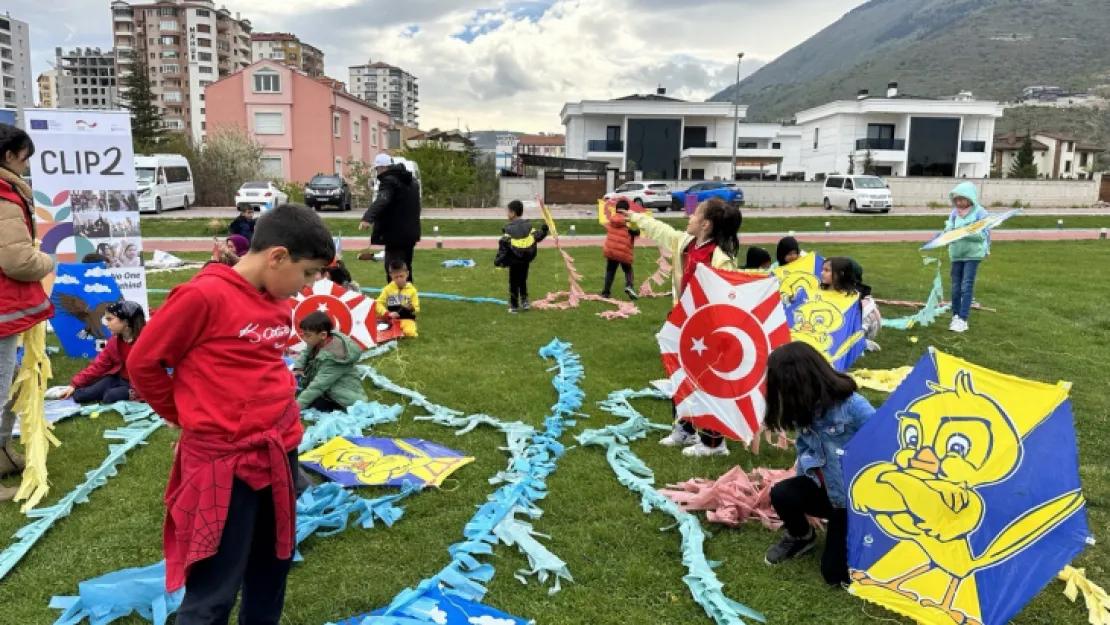 Öğrenciler gökyüzünü uçurtmalarla süsledi