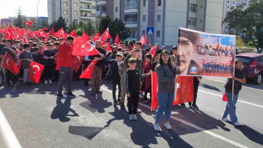 Öğrencilerden 'Cumhuriyet' yürüyüşü