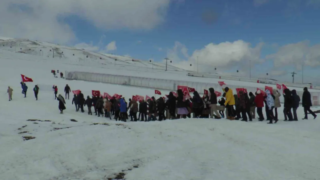 Öğrencilerden Erciyes'te 'Vatan Sevgisi Yürüyüşü'