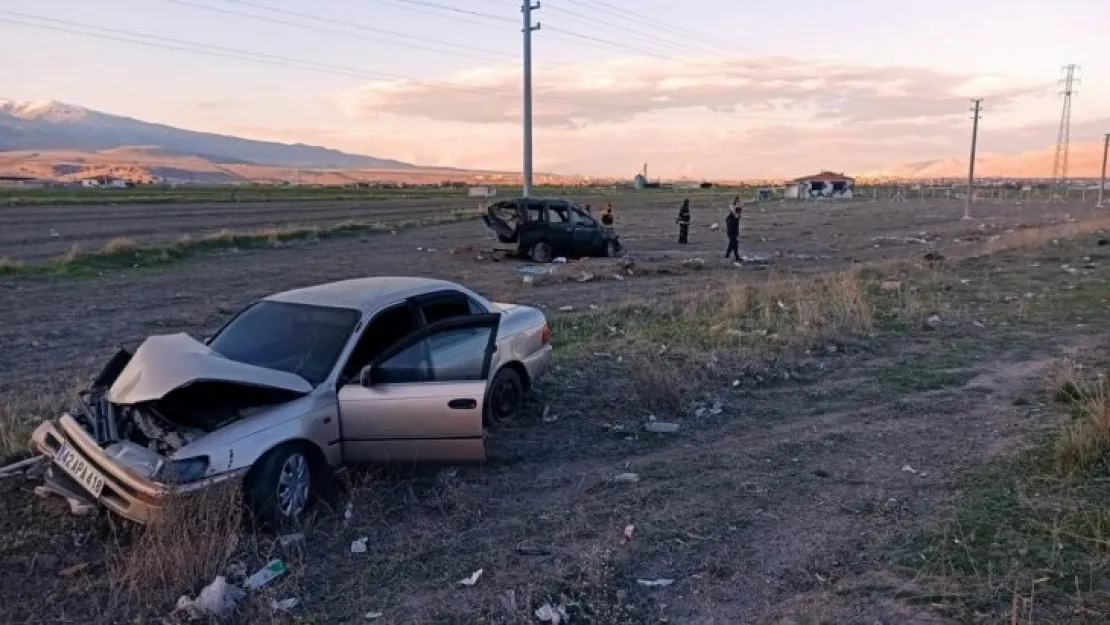 Otomobil ile hafif ticari araç çarpıştı: 1 ölü, 4 yaralı