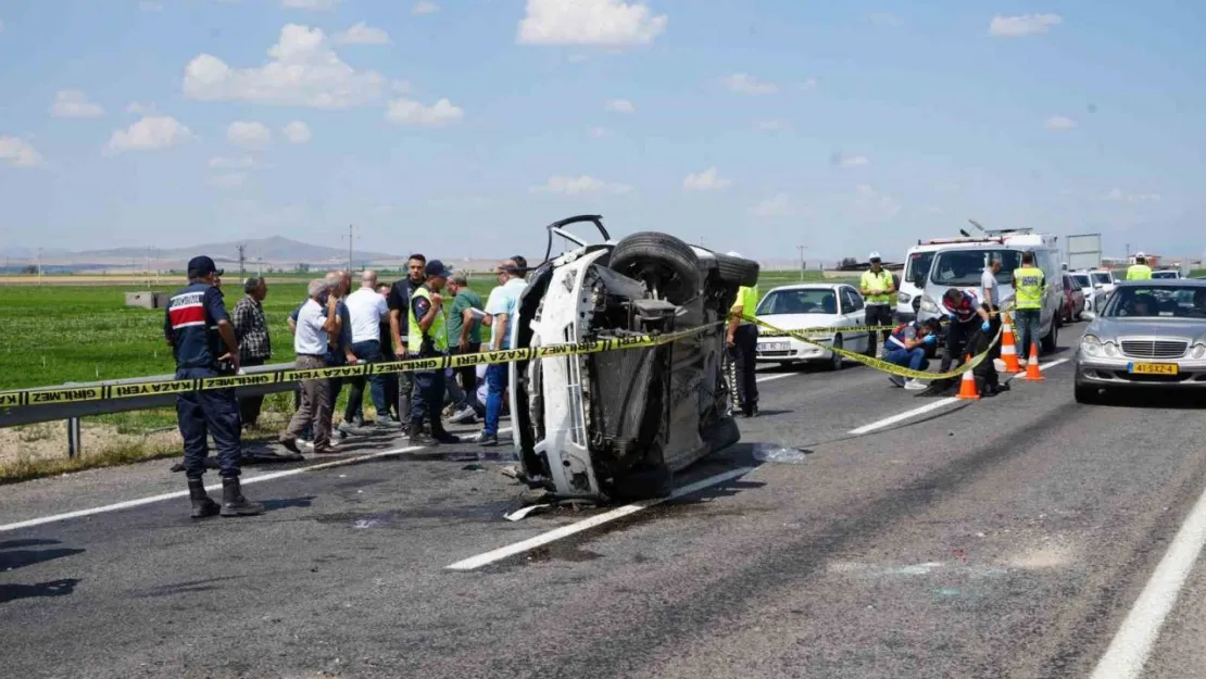 Otomobil takla atıp karşı şeride geçti: 2 ölü, 2 yaralı