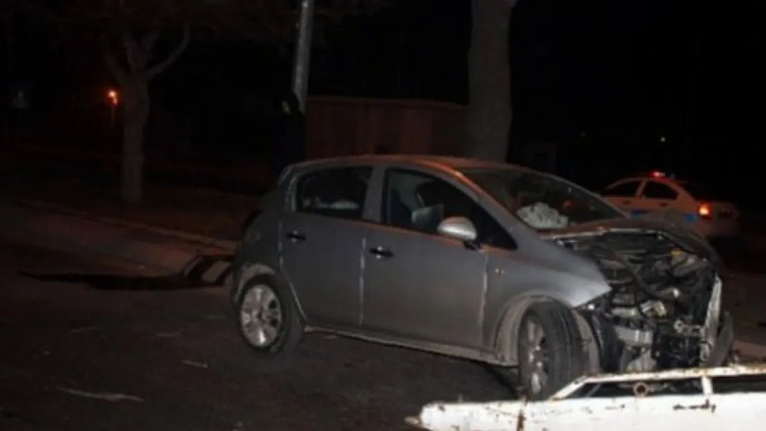 Otomobil Ağaca Çarptı: 2 Yaralı