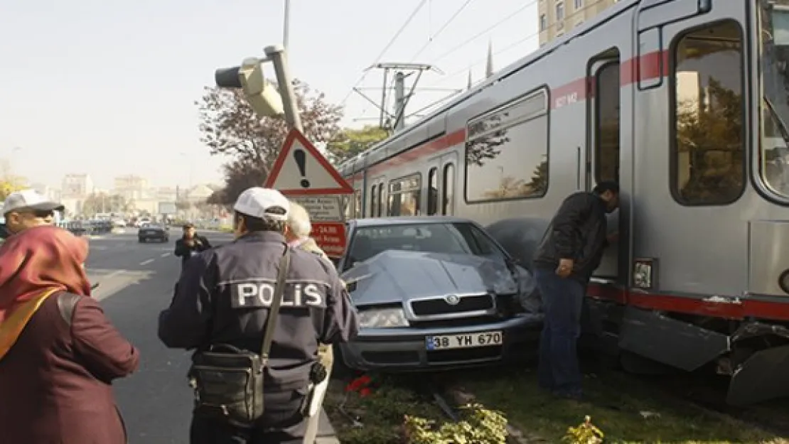 Otomobil ile tramvay çarpıştı