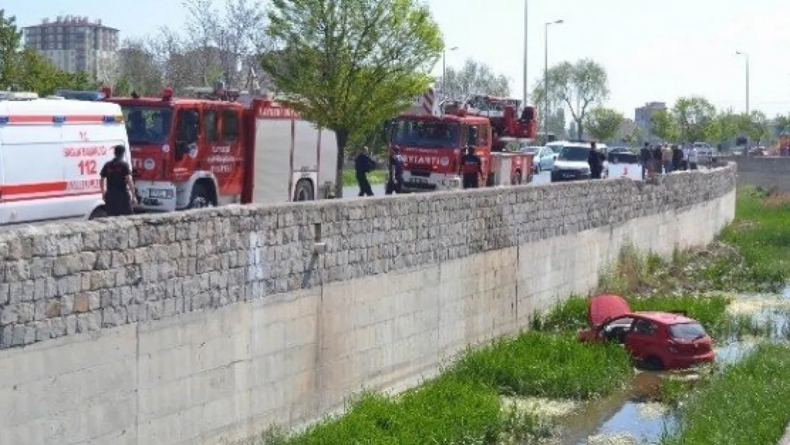 Otomobil Kanala Uçtu: 2 Yaralı 