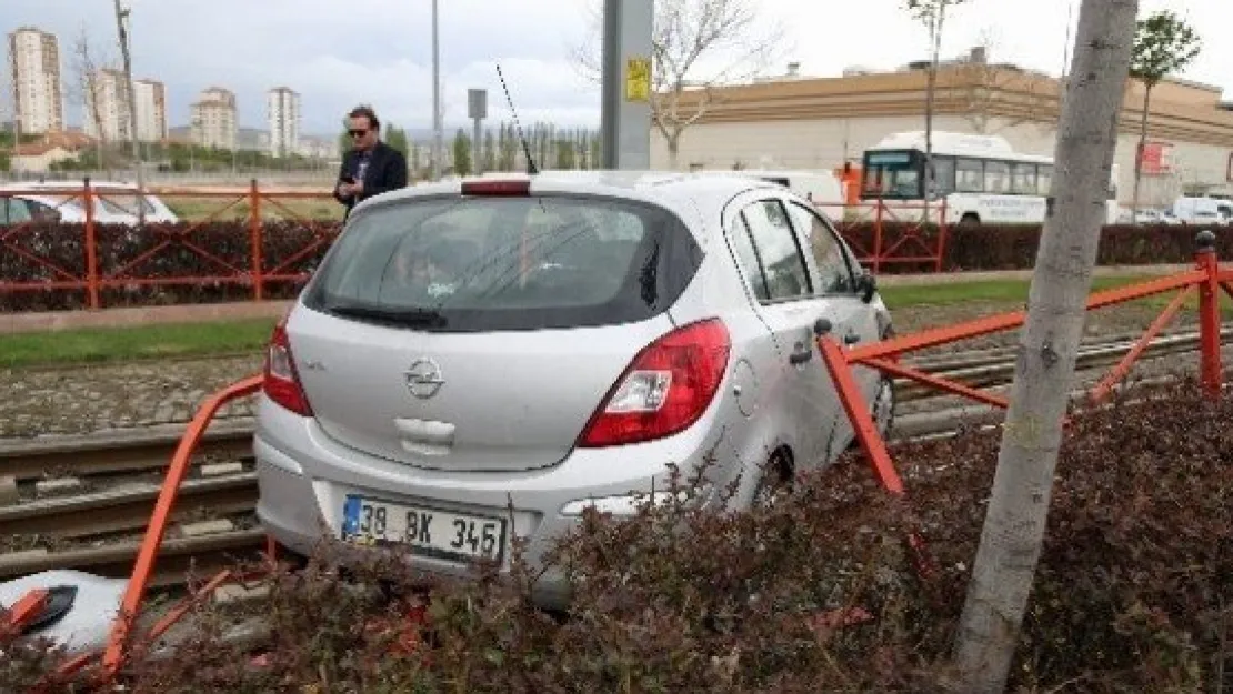 Otomobil Tramvay Yoluna Çıktı 