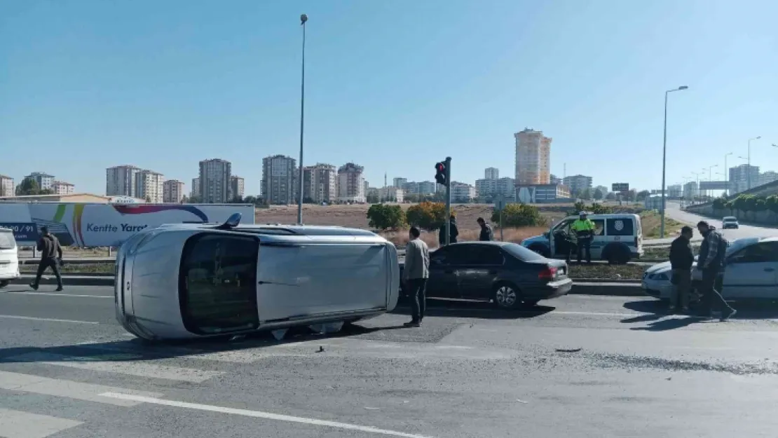 Otomobille çarpışan hafif ticari araç yan yattı: 1 yaralı