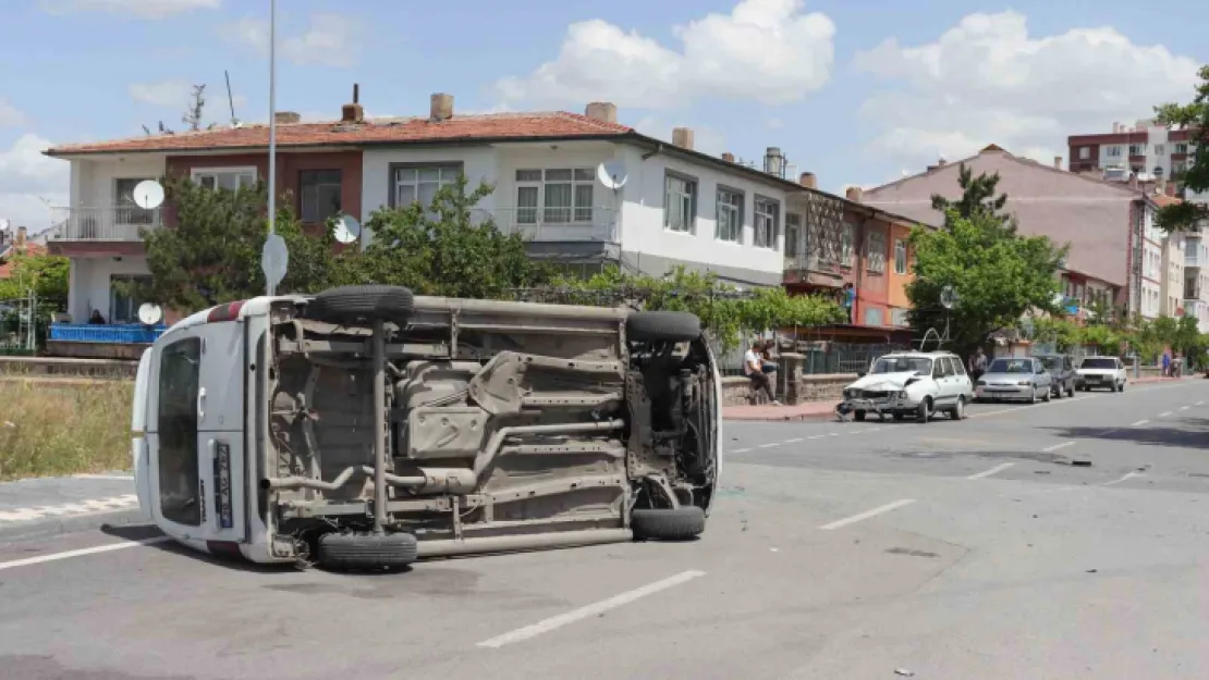 Otomobille çarpışan ticari araç yan yattı: 2 yaralı