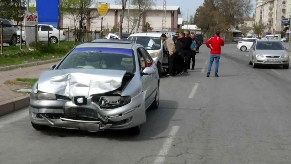 Otomobiller çarpıştı: 2 yaralı