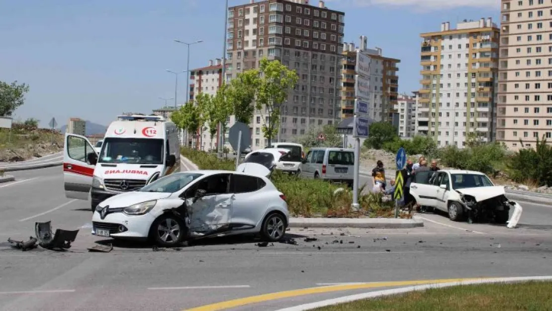 Otomobiller çarpıştı: 4 yaralı