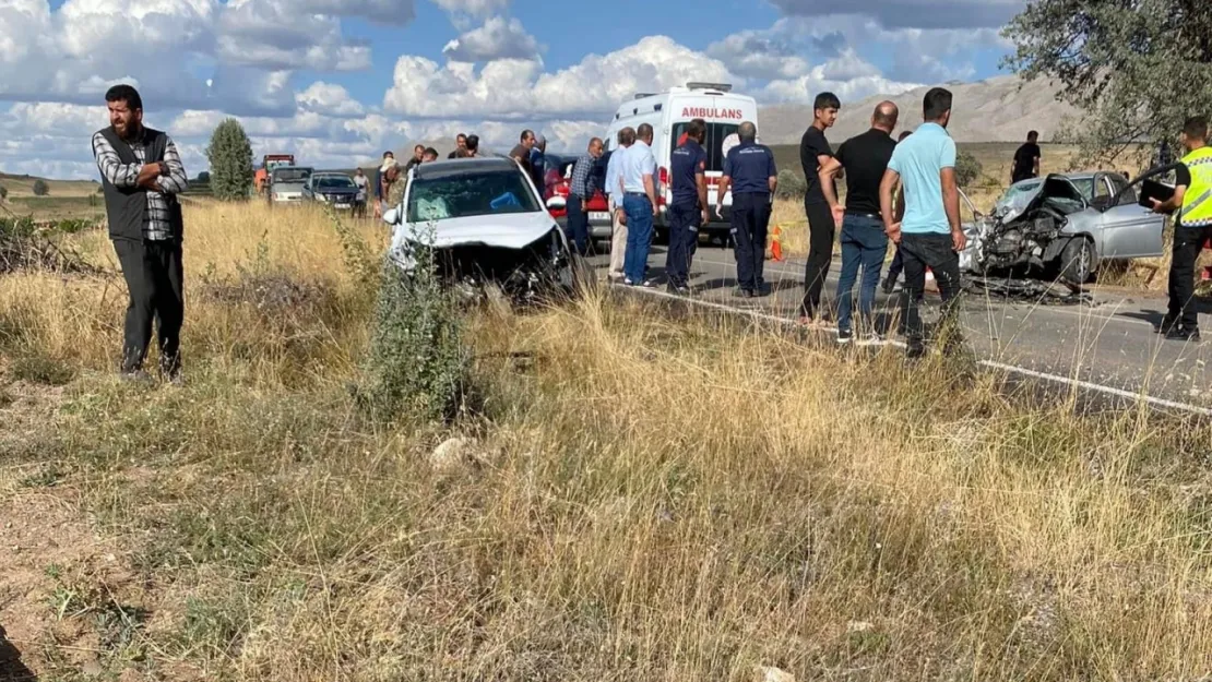 Otomobiller kafa kafaya çarpıştı: 2 ölü, 1 yaralı