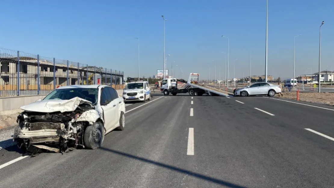 Otomobiller kavşakta çarpıştı: 1'i ağır 3 yaralı