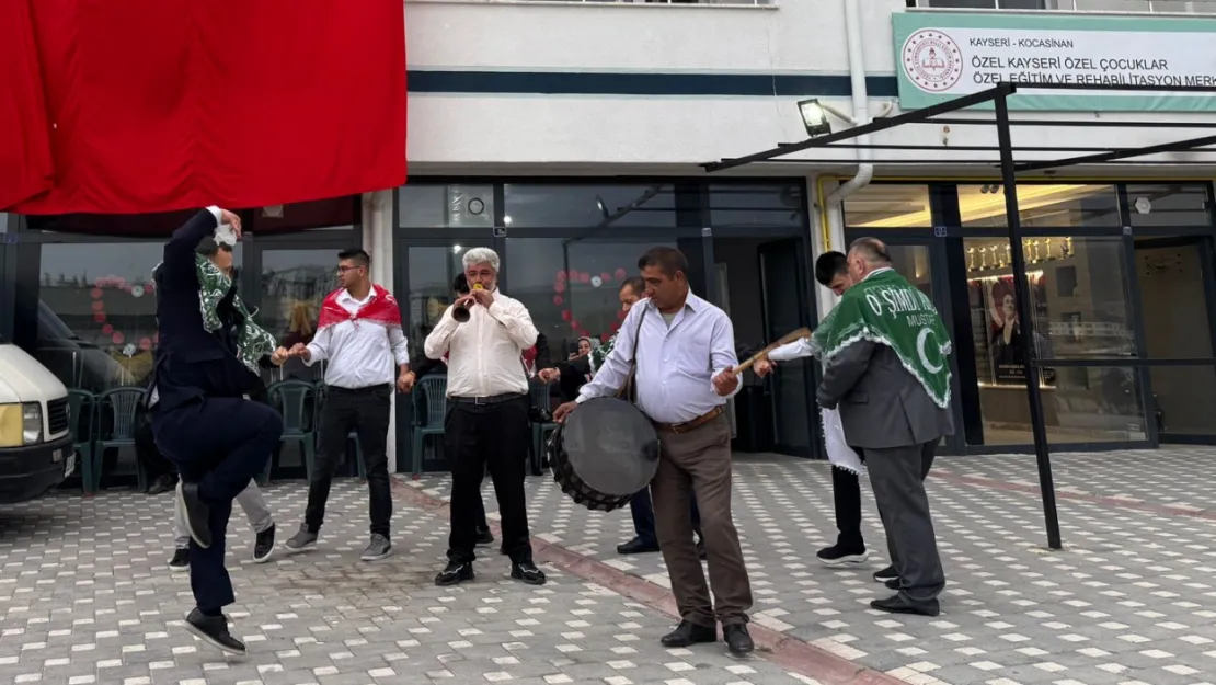 Özel gereksinimli bireylere temsili askerlik kına gecesi düzenlendi