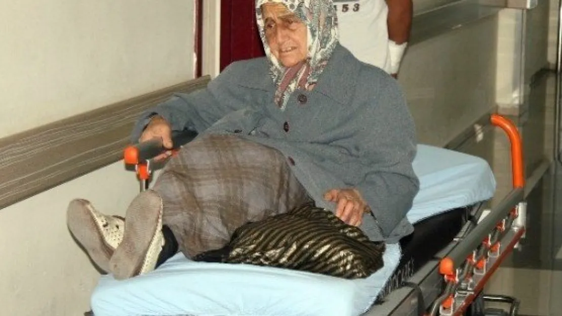 Öz Kızı Tarafından Darp Edilen Yaşlı Kadını Polis Evine Bıraktı 
