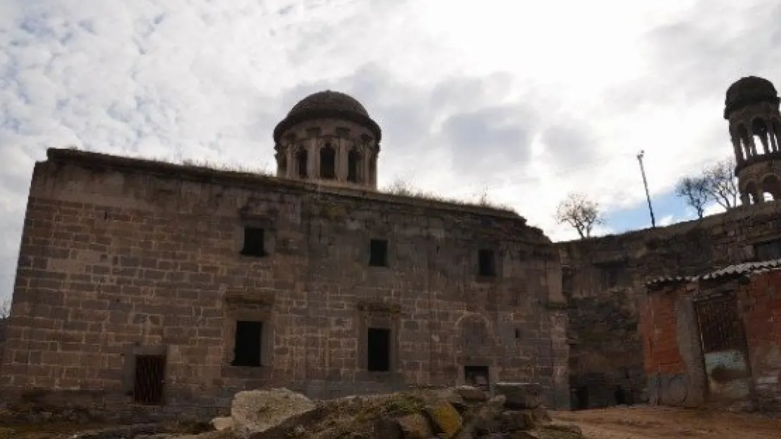 Tarihi Kilise Hayvan Barınağı Oldu