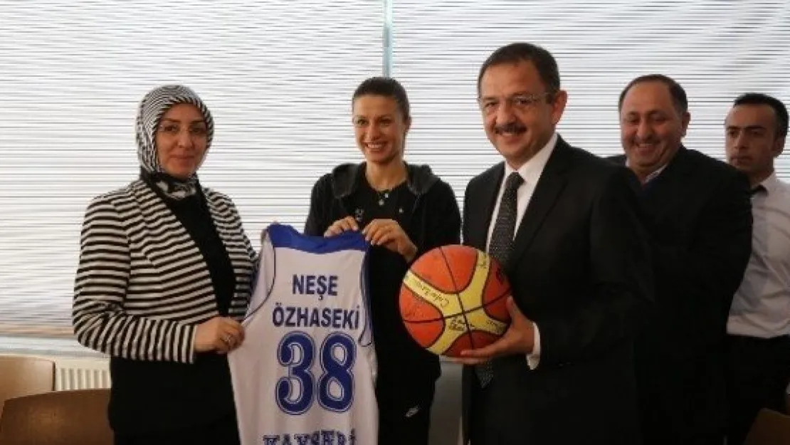 Özhaseki, Kaskisporlu Kadın Basketbolcularla Bir Araya Geldi 