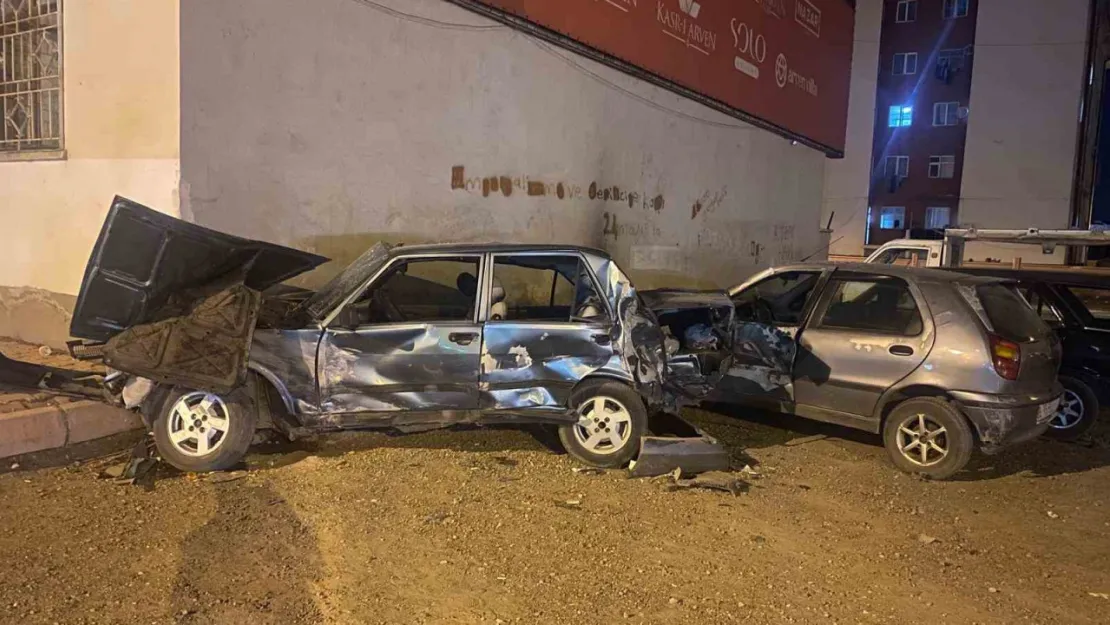 Park halindeki otomobili kağıt gibi ezdi: 1 yaralı