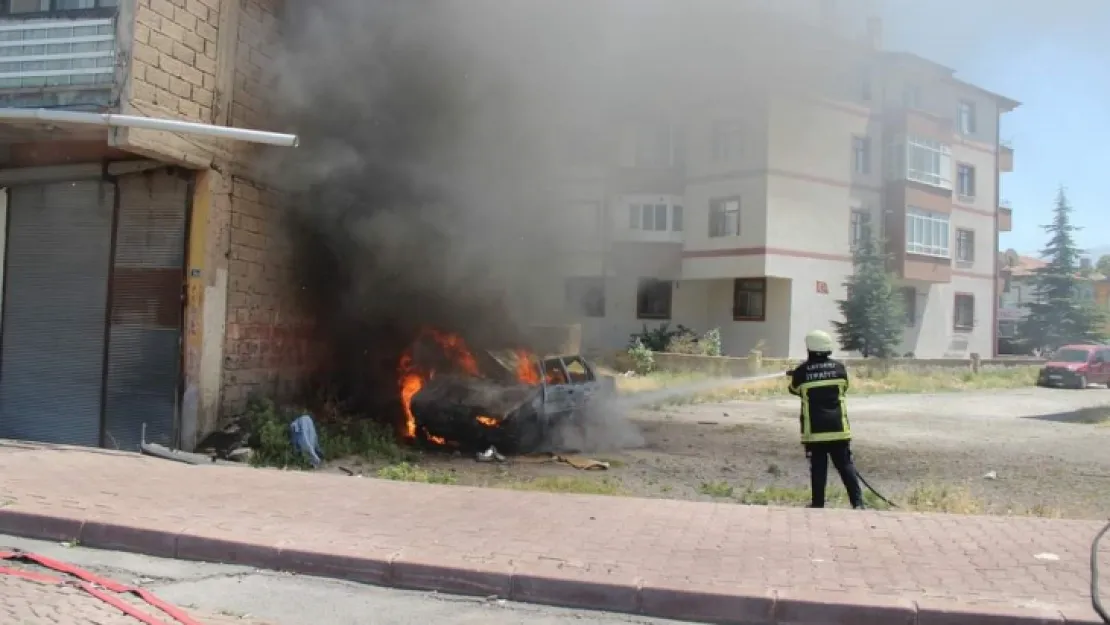 Park halindeyken yanan otomobil küle döndü