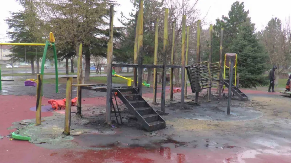 Park Yandı, Oyuncaklar Kül Oldu