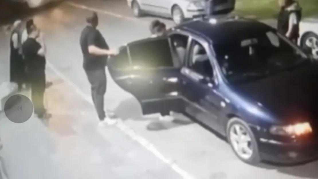 Parkta Borç Hesaplaşması: Bıçaklı Saldırı Kamerada