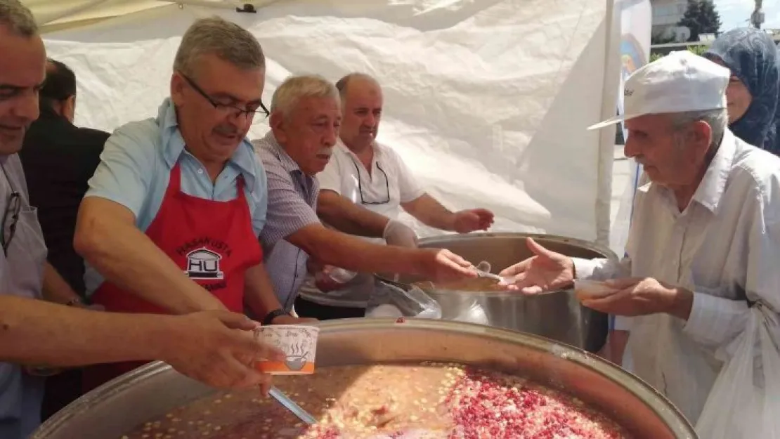 Pastacılar ve Lokantacılar Odası Cuma çıkışı aşure dağıttı