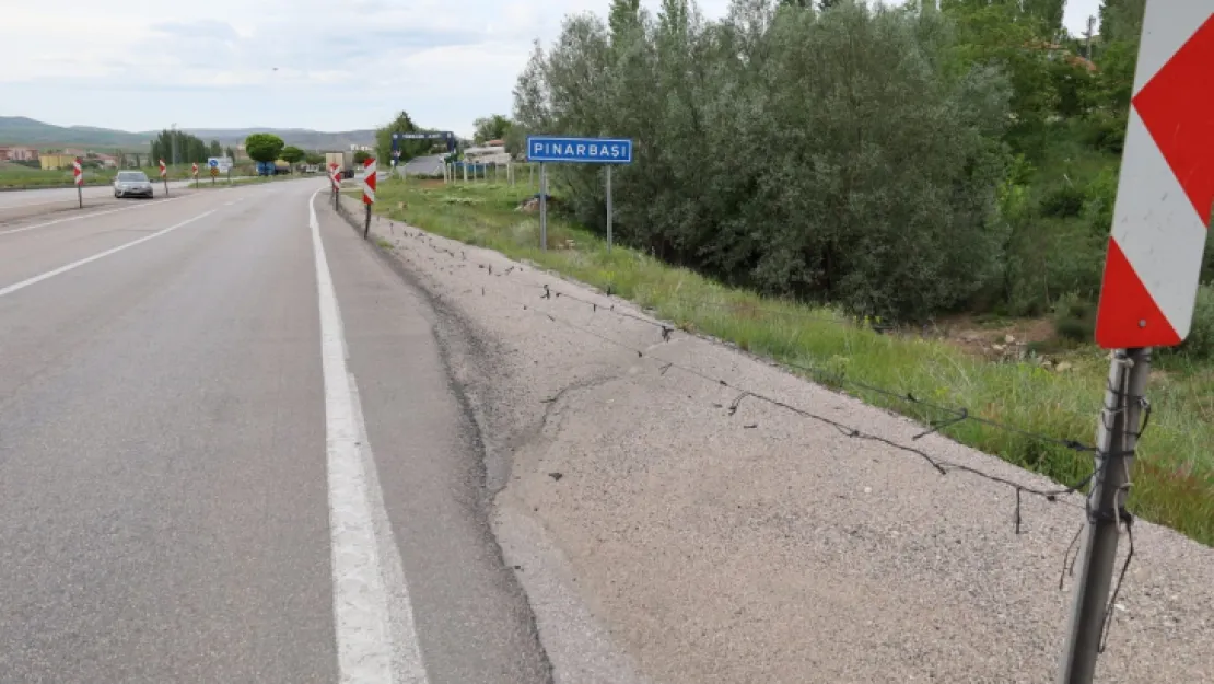 Pınarbaşı halkı: 'Yollar delik deşik, kaldırımlar eğit bükük'