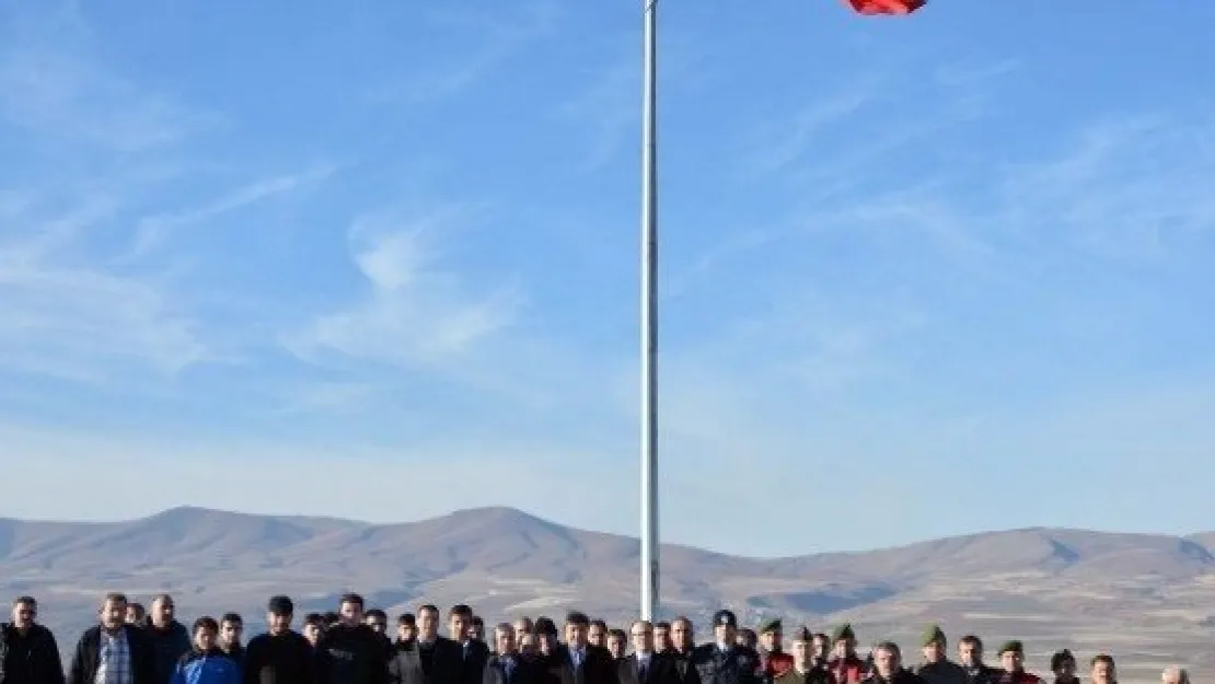 Pınarbaşı'da Şirvan Dağı Türk Bayrağı İle Taçlandı 