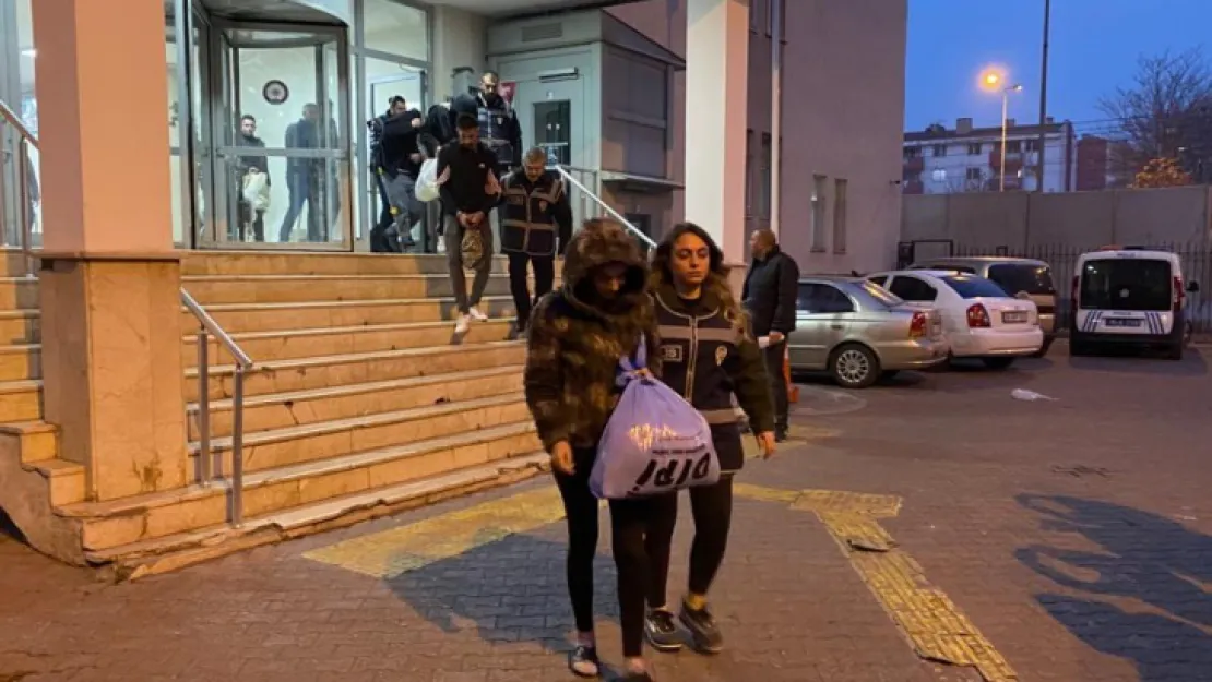 Polis aranan 25 kişiyi enseledi