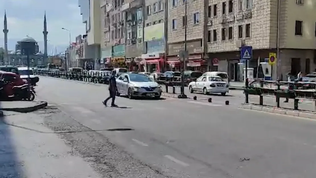 Polis ekiplerinden yaya geçiti kurallarına uymayan sürücülere ceza