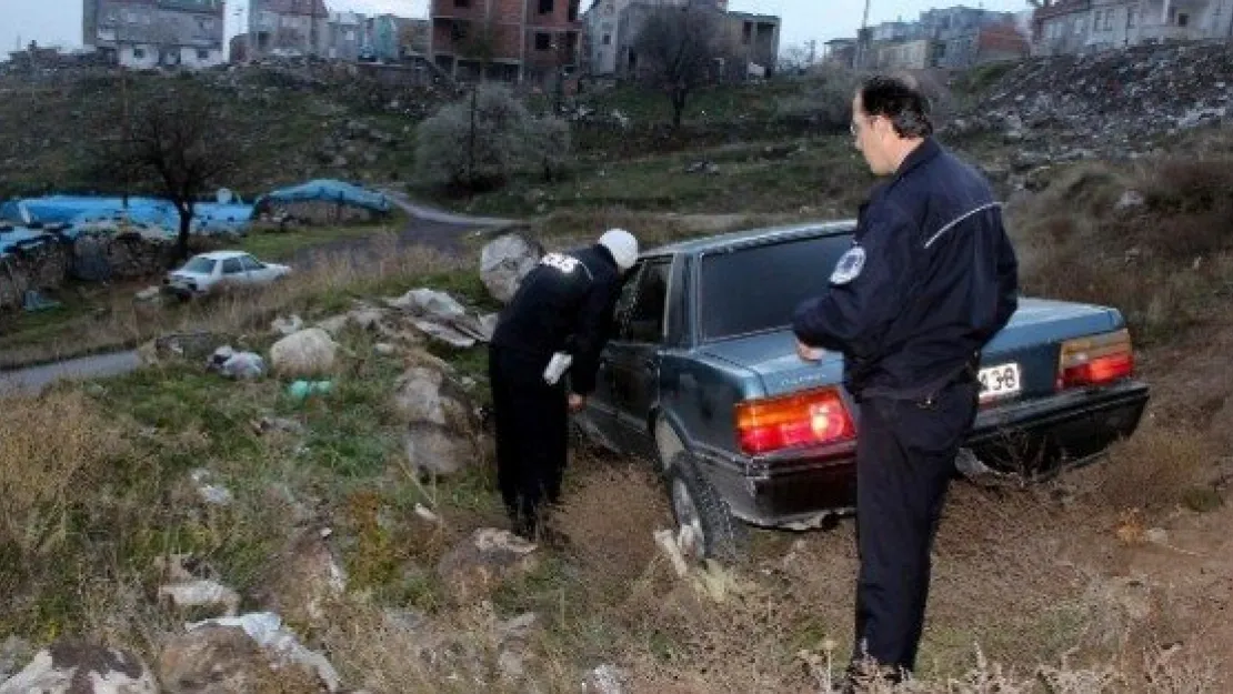 Polis Şarampole Uçan Otomobilde Yaralı Aradı 