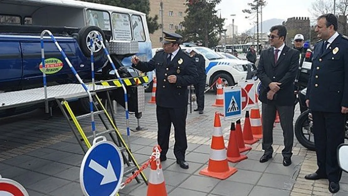 Polis sergisinde şaşırtan dolandırıcılık