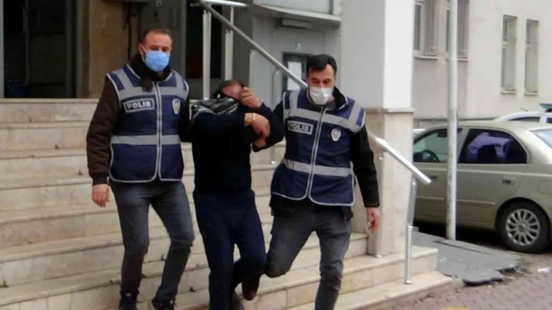 Polise yakalanmamak için alt katın balkonuna atladı