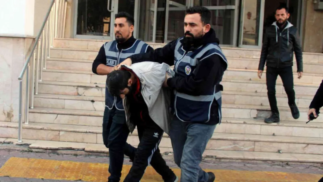 Polisten kaçmak için dolabın üzerinde bavulların arkasına saklandı