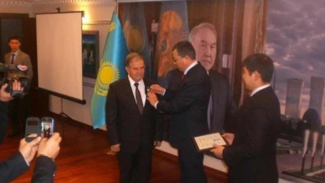 Prof. Dr. Abdülkadir Yuvalı'ya Kazakistan-türkiye Dostluk Ve İşbirliği Madalyası Verildi 