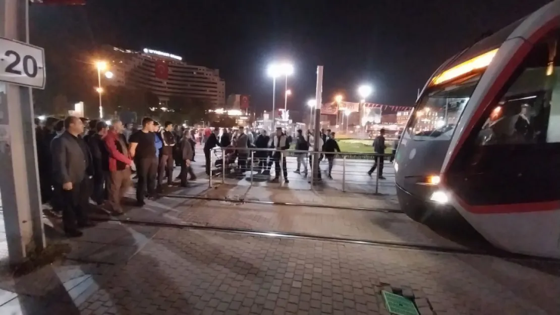 Protestocu Gençler McDonalts Reklamlı Tramvayın önünü kestiler