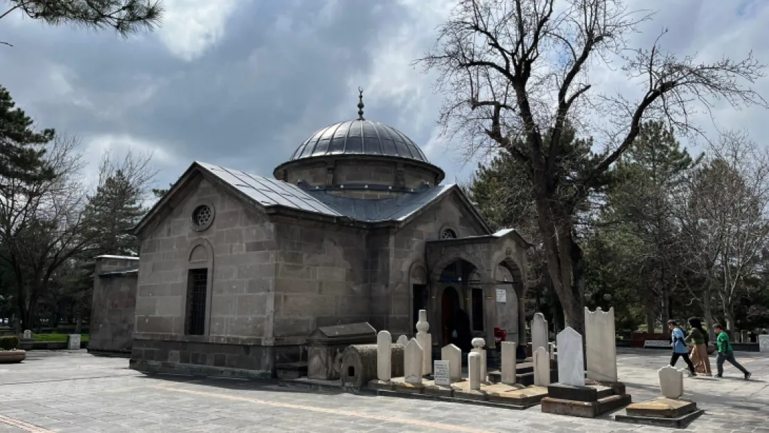 Ramazan'da Seyyid Burhaneddin Türbesi'nde ziyaretçi yoğunluğu