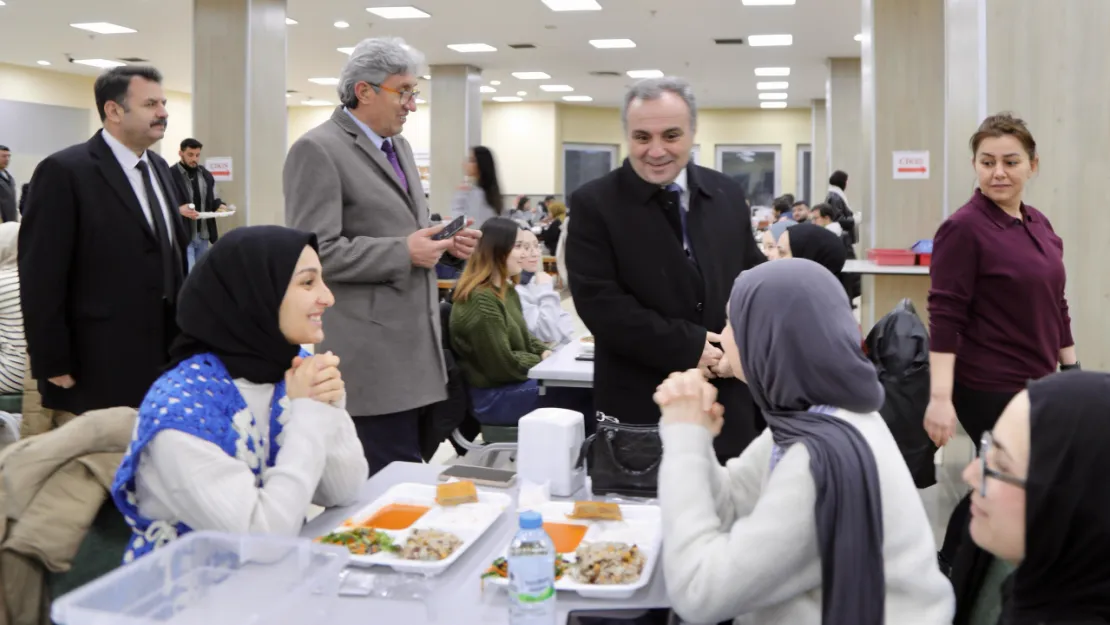 Rektör Prof. Dr. Altun, Öğrencilerle İftar Yaptı