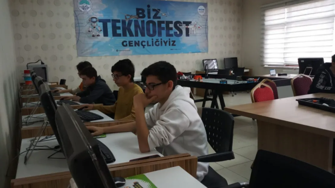 Robotik kodlama öğrenip Teknofest'e hazırlanıyorlar