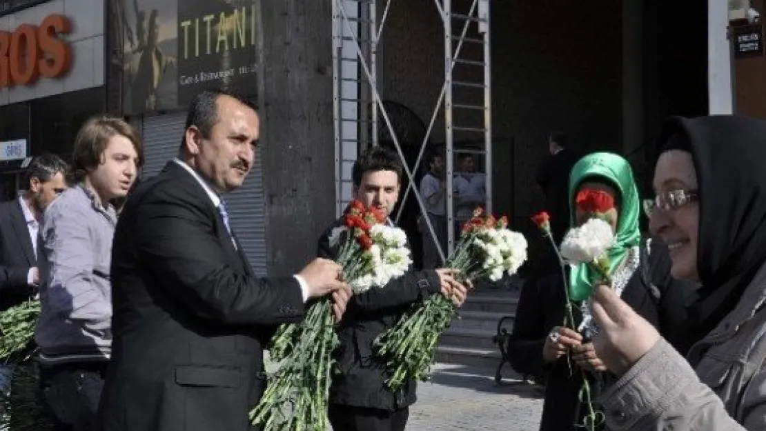 Saadet Partisi Büyükşehir Belediye Başkan Adayı Haşim Özçelik Vatandaşa Karanfil Dağıttı 