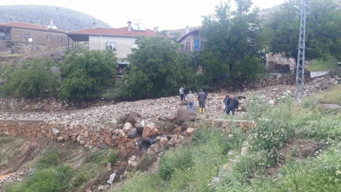 Sağanak yağış Kayseri'de sele neden oldu