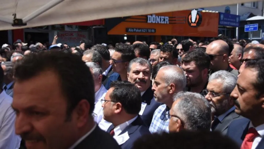 Sağlık Bakanı Koca'ya alkışlı ve ıslıklı protesto