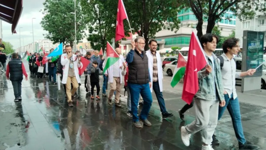 Sağlık çalışanlarının Gazze için istikrarlı yürüyüşü devam ediyor
