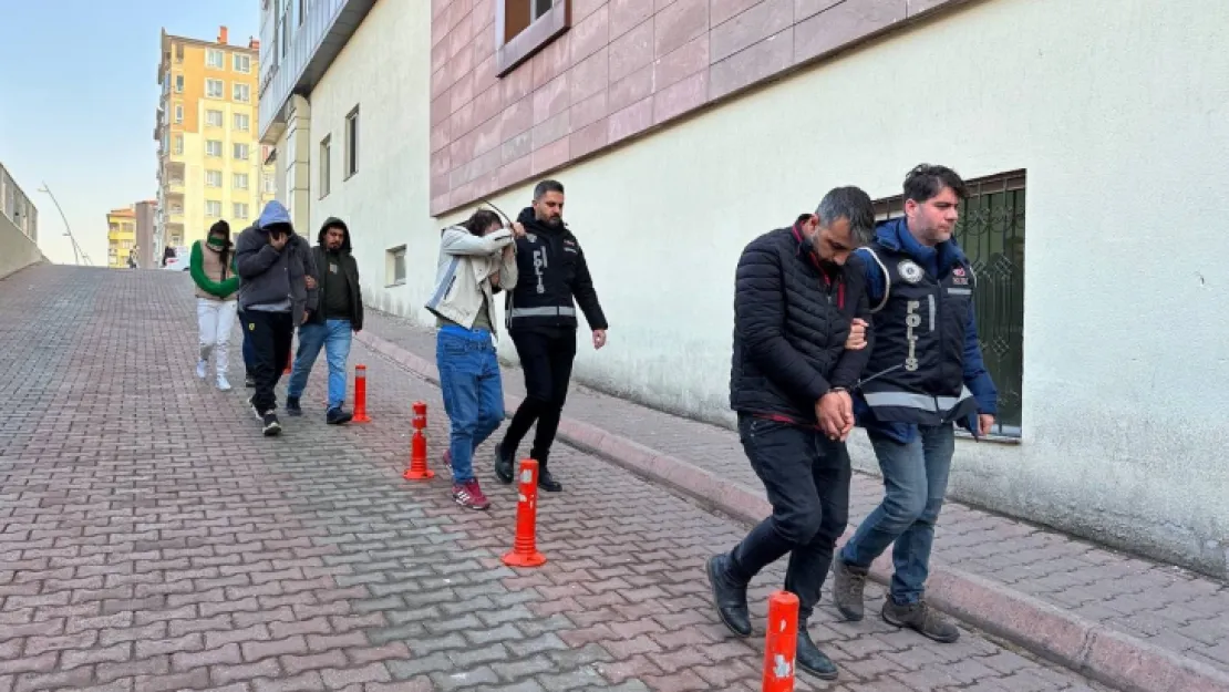 Sahte parayla alışveriş yaparken yakayı ele verdiler