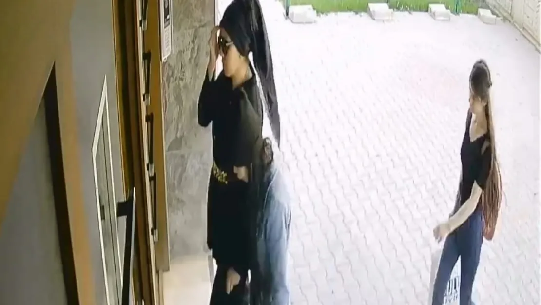 Sakarya Mahallesinde binaya giren hırsızlar kameralara yakalandı