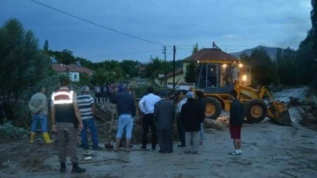 Sarıoğlan İlçesinde Sel Etkili Oldu 