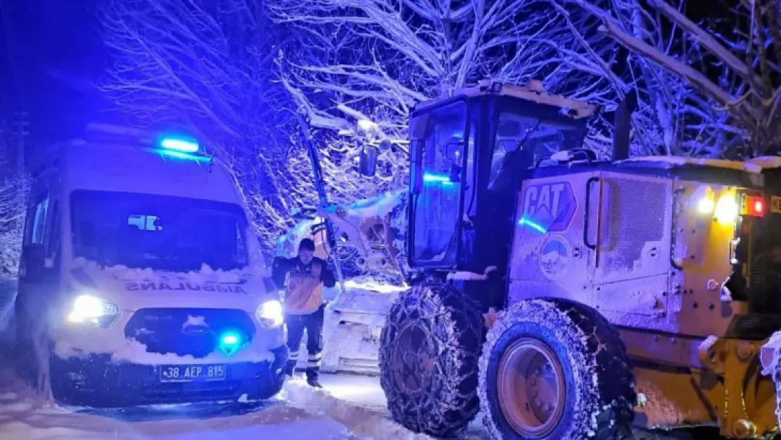 Sarız'da mahsur kalan ambulansın yolu açıldı