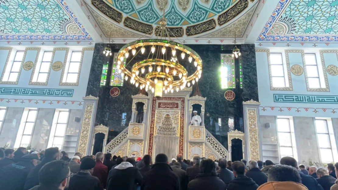 Şehidler Camii'nde ilk Cuma namazı kılındı