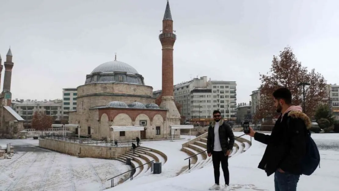 Şehir merkezine mevsimin ilk karı düştü