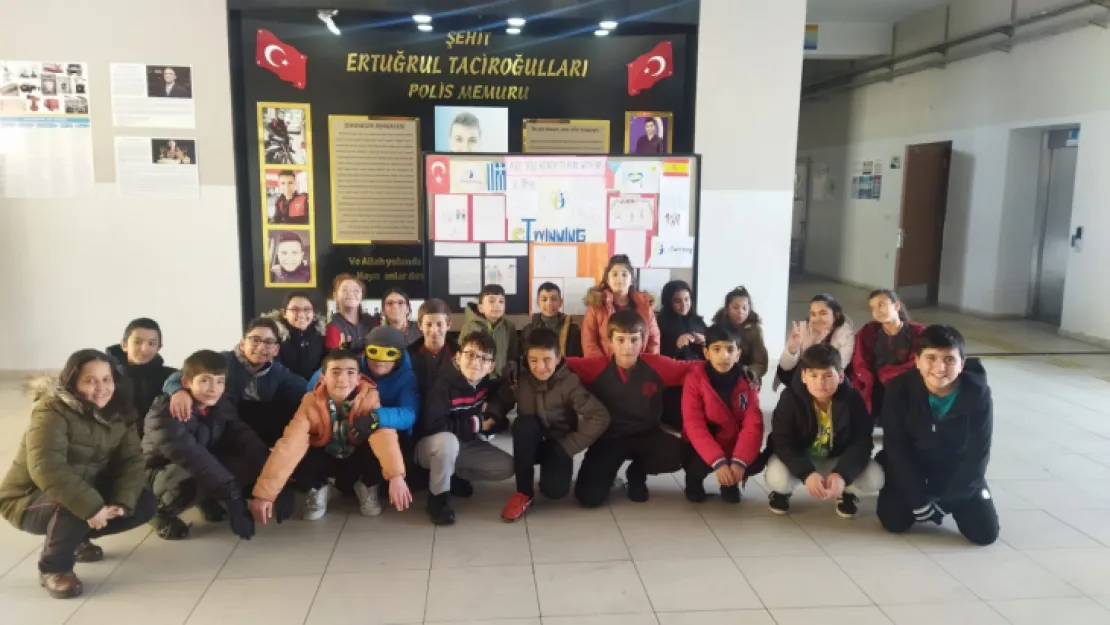 Şehit Ertuğrul Tacirogulları Orta okulu  'etwinning projeleri ile örnek oluyor