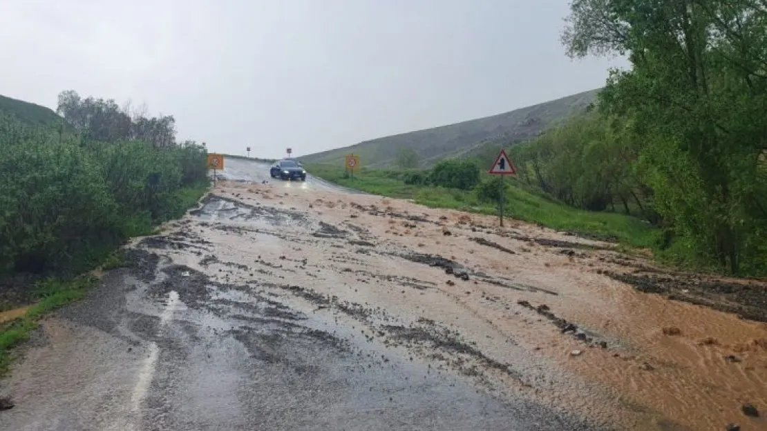 Sel kısmen yolu trafiğe kapattı